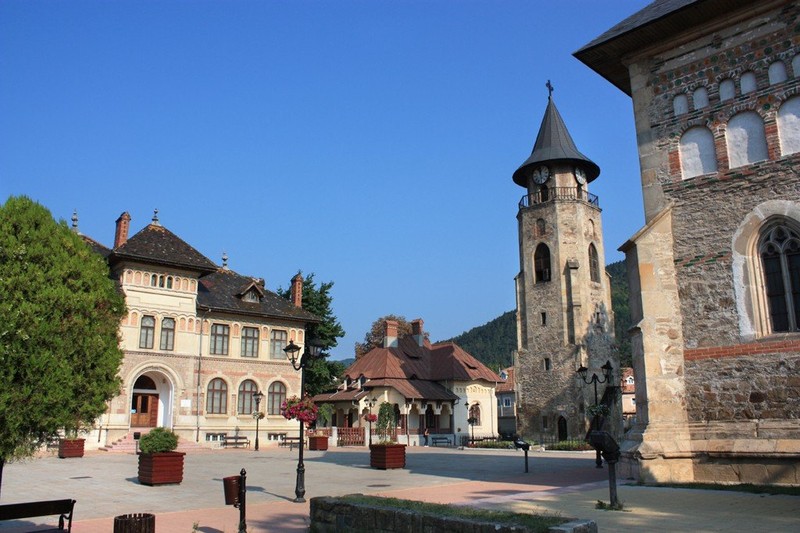 01-curtea-domneasca-piatra-neamt